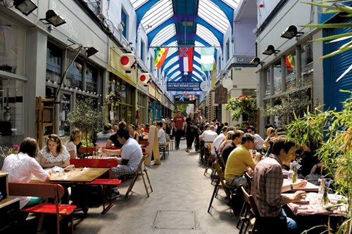 C&aacute;c nh&agrave; h&agrave;ng ẩm thực trong kh&ocirc;ng gian Brixton Village